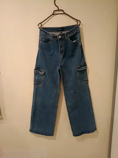 Jeans cargo de mezclilla azul para mujer - miniatura 5