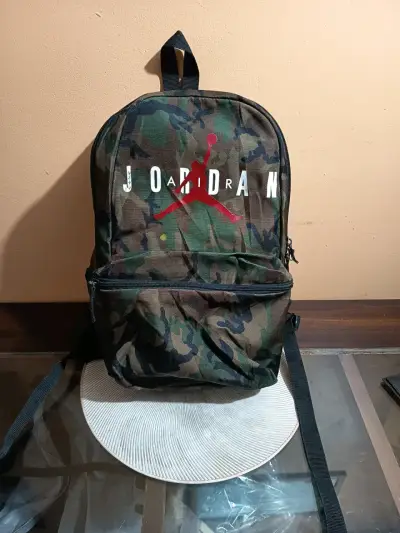 Mochila camuflaje Jordan con logo rojo - miniatura 1
