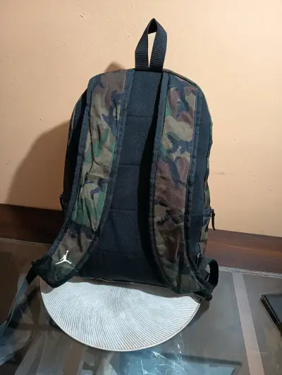 Mochila camuflaje Jordan con logo rojo - miniatura 2