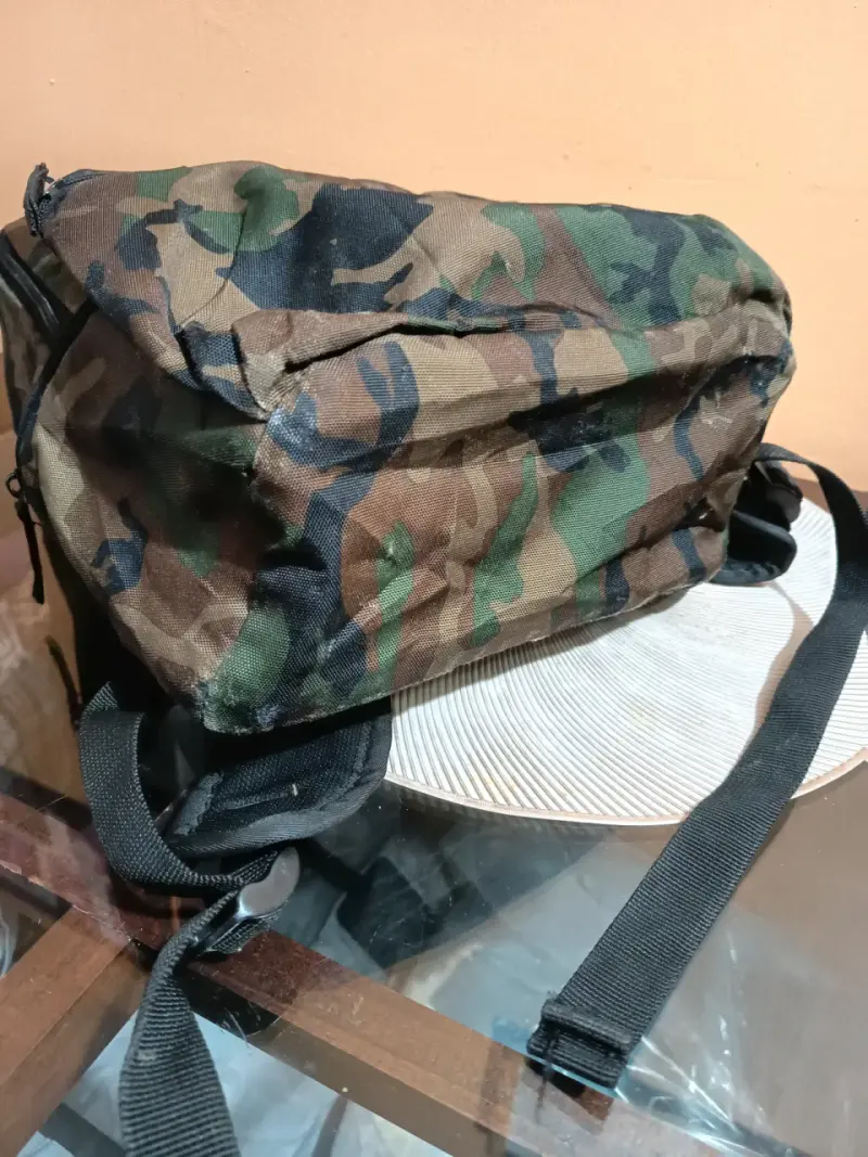 Mochila camuflaje Jordan con logo rojo - 3