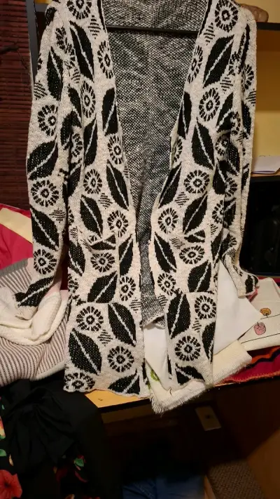 Cardigan de lana con diseño floral en blanco y negro - miniatura 1