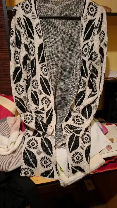 Cardigan de lana con diseño floral en blanco y negro - miniatura 2