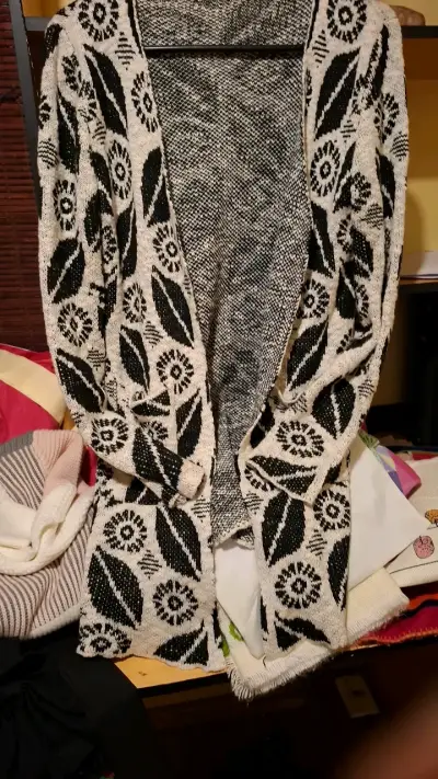 Cardigan de lana con diseño floral en blanco y negro - miniatura 3