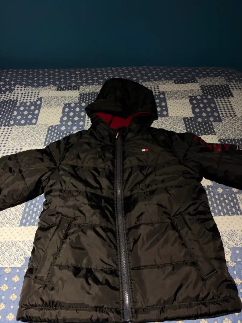 Chaqueta acolchada negra Tommy Hilfiger con capucha - 1