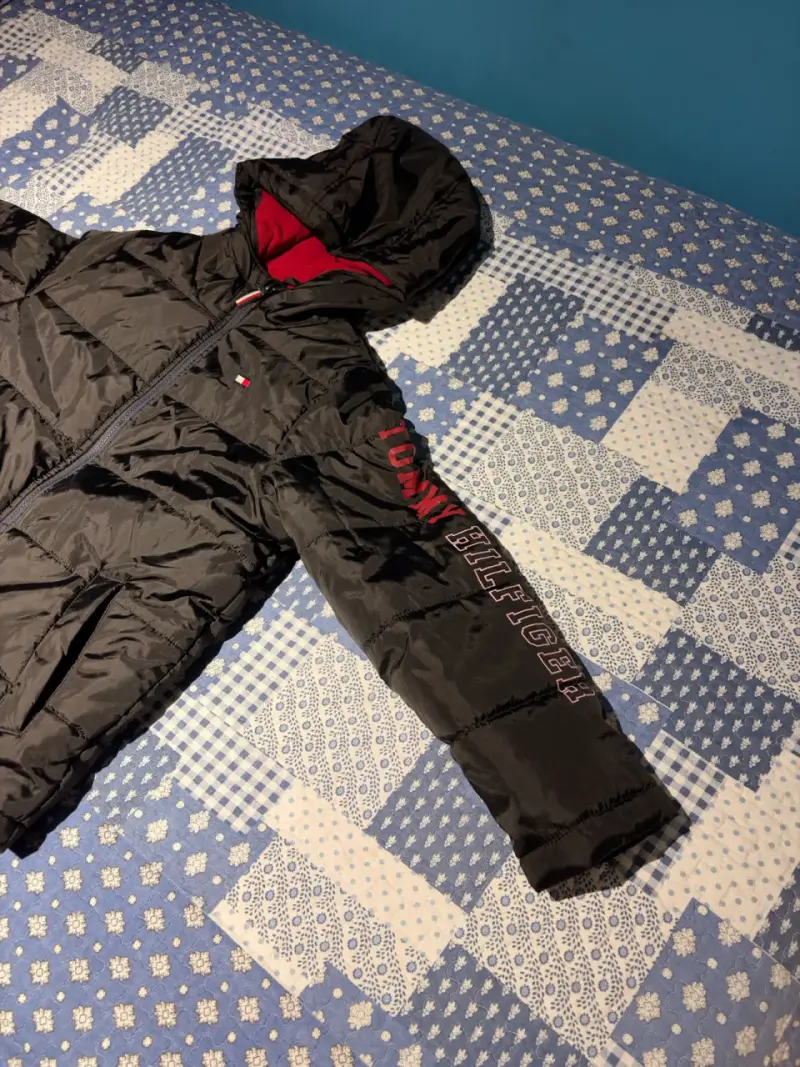 Chaqueta acolchada negra Tommy Hilfiger con capucha - 3