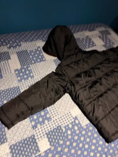 Chaqueta acolchada negra Tommy Hilfiger con capucha - miniatura 6