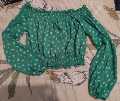 Blusa verde  hombros descubiertos y estampado floral - miniatura 1