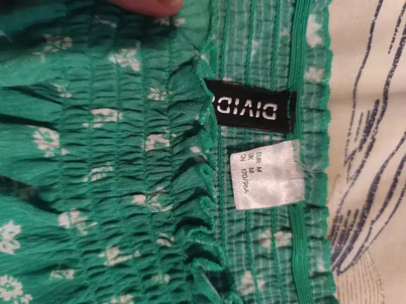 Blusa verde  hombros descubiertos y estampado floral - 2
