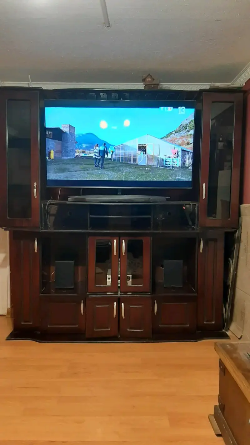 Mueble para TV de madera con compartimentos - 2