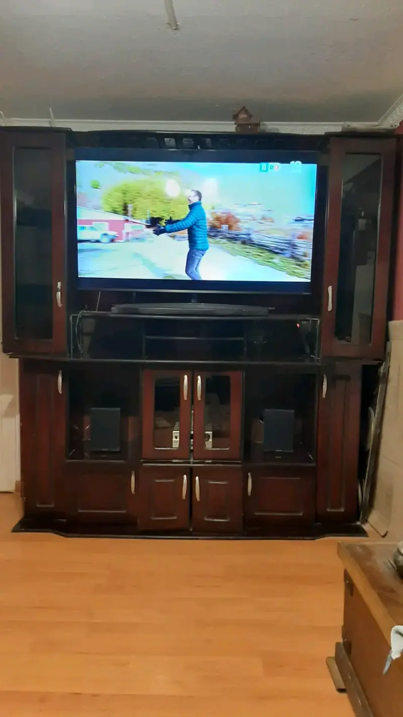 Mueble para TV de madera con compartimentos - 4