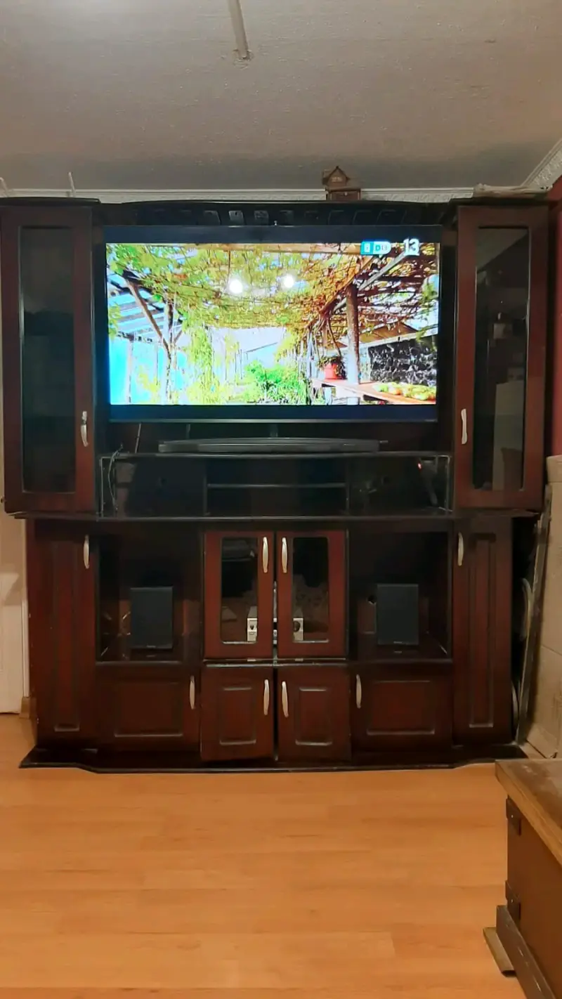 Mueble para TV de madera con compartimentos - 5
