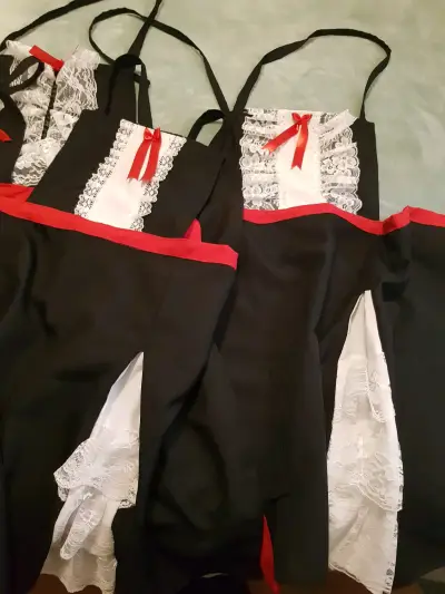 Delantal de encaje negro con detalles rojos - miniatura 2