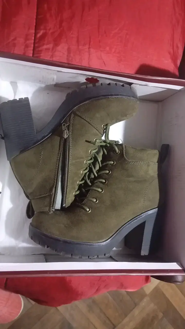 Botines de tacón alto verde oliva con cierre lateral