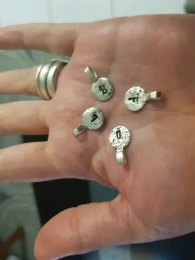 Medallitas de plata con iniciales hechas a mano - miniatura 1
