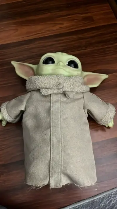 Peluche Baby Yoda Star Wars con abrigo - miniatura 1