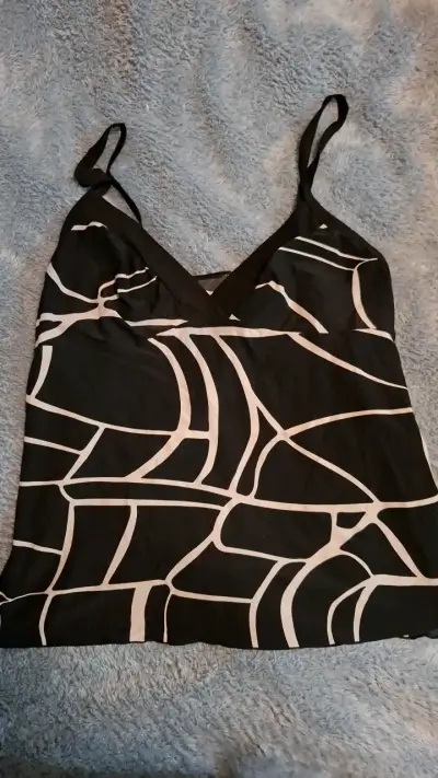 Top de tirantes negro con diseño abstracto - miniatura 1