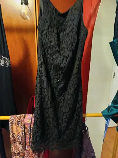Vestido de encaje negro elegante - miniatura 1