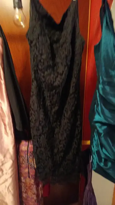 Vestido de encaje negro elegante - miniatura 2