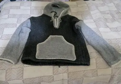Polerón de lana  artesanal con capucha gris y negr - miniatura 1