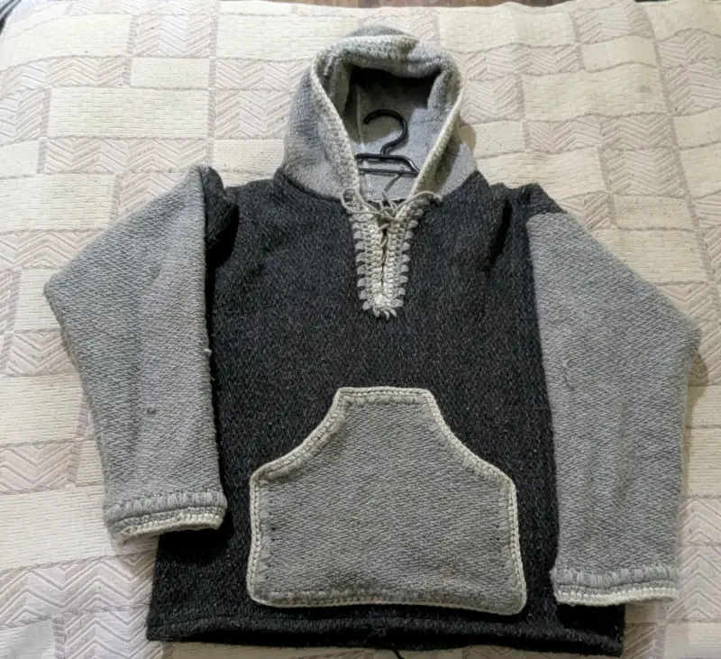 Polerón de lana  artesanal con capucha gris y negr - 2