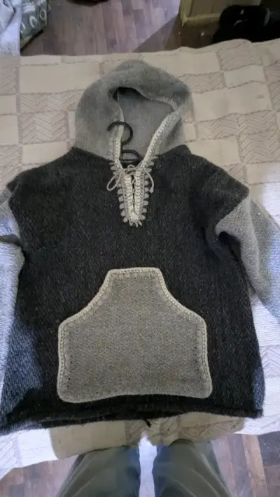 Polerón de lana  artesanal con capucha gris y negr - miniatura 3
