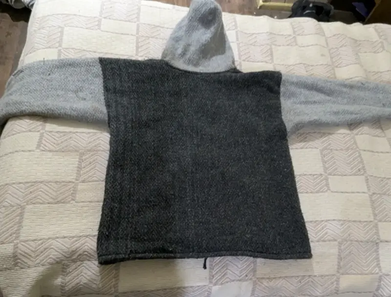 Polerón de lana  artesanal con capucha gris y negr - 4