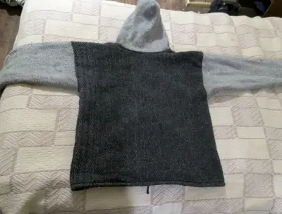 Polerón de lana  artesanal con capucha gris y negr - miniatura 4