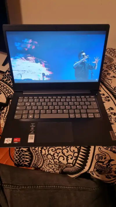 Laptop Lenovo con pantalla de 14 pulgadas - miniatura 1
