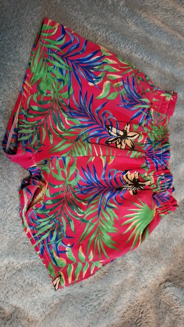 Shorts de playa con estampado tropical