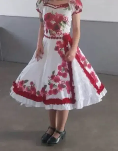 Vestido folclórico blanco con flores rojas