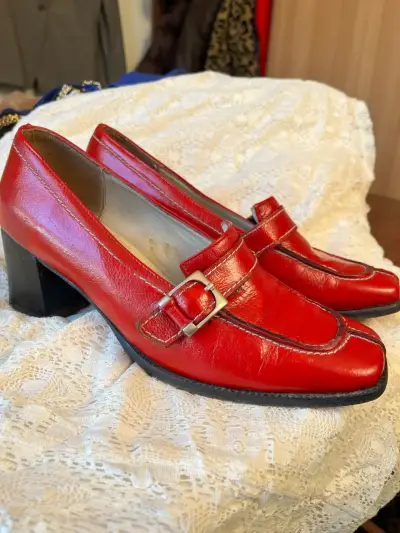 Zapatos de tacón rojo vintage cuero  hebilla - miniatura 1