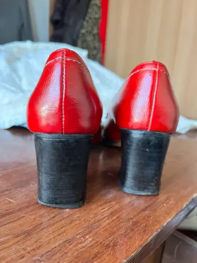 Zapatos de tacón rojo vintage cuero  hebilla - miniatura 3