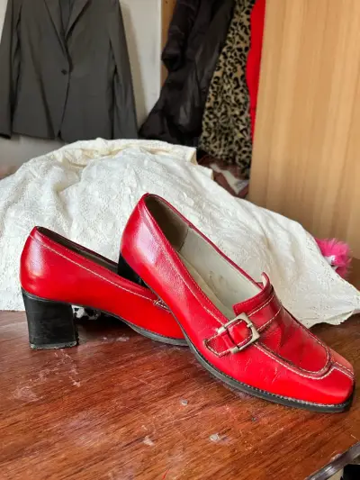 Zapatos de tacón rojo vintage cuero  hebilla - miniatura 4
