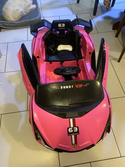 Auto eléctrico infantil rosa con luces LED - miniatura 1