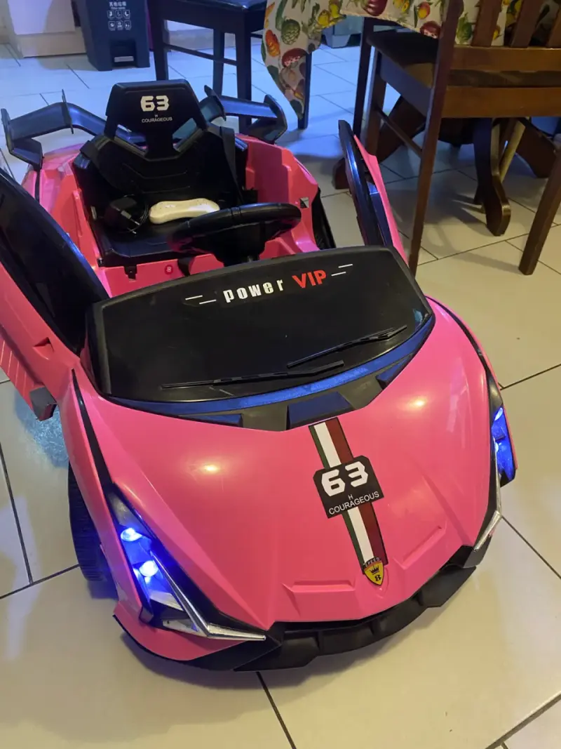 Auto eléctrico infantil rosa con luces LED - 3