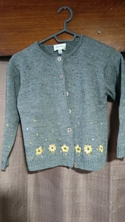 Cardigan gris con bordado floral para niña. - miniatura 1