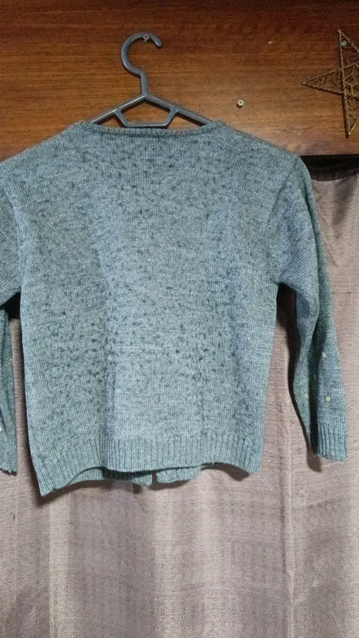 Cardigan gris con bordado floral para niña. - 2