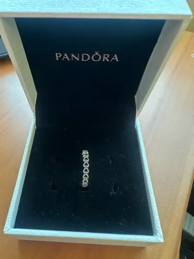 Anillo de plata Pandora con diseño de corazones - miniatura 1