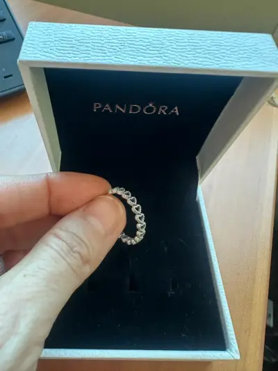 Anillo de plata Pandora con diseño de corazones - miniatura 2
