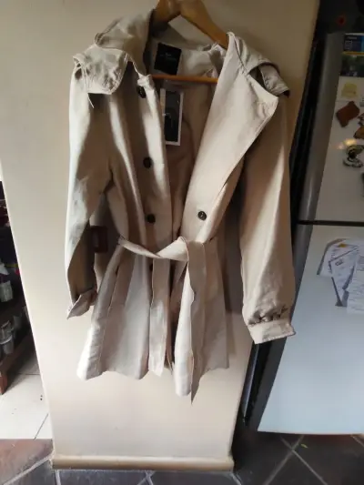 Abrigo beige con capucha y cinturón Jacinta Tienda - miniatura 1