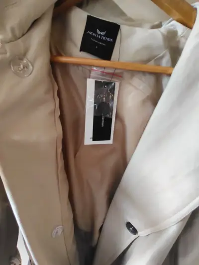 Abrigo beige con capucha y cinturón Jacinta Tienda - miniatura 2