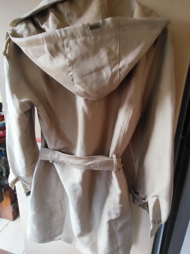Abrigo beige con capucha y cinturón Jacinta Tienda - 3
