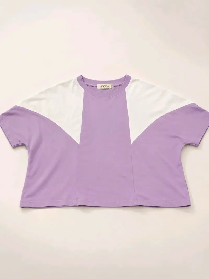 Polera de mujer lila y blanca estilo casual
