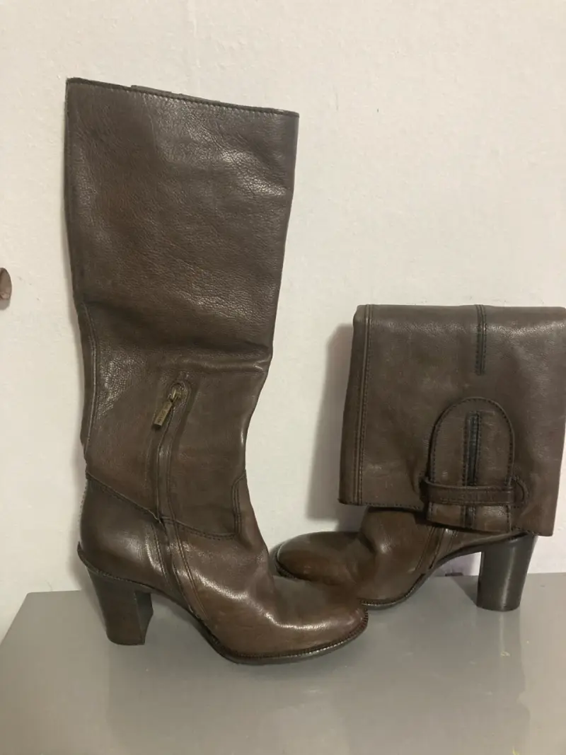 Botas de cuero marrón con tacón alto - 1