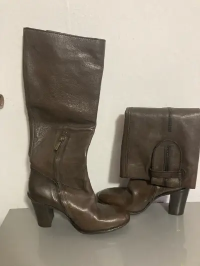 Botas de cuero marrón con tacón alto - miniatura 1