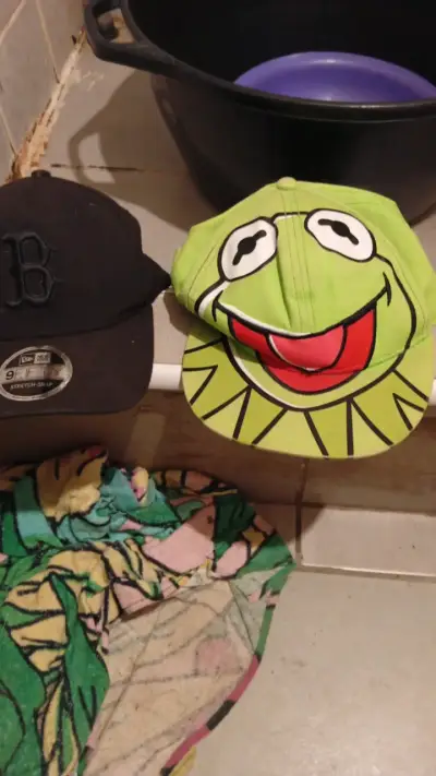 Gorra negra New Era y gorra verde Kermit - miniatura 1
