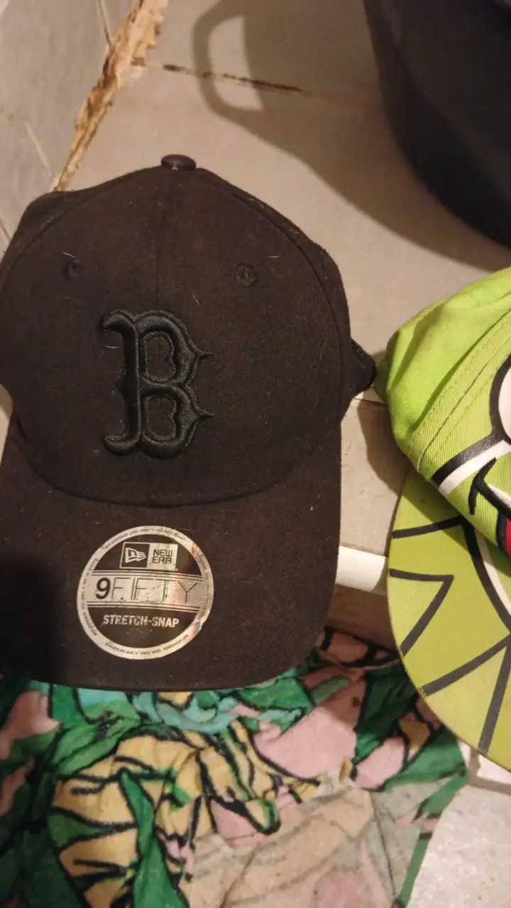 Gorra negra New Era y gorra verde Kermit - 2