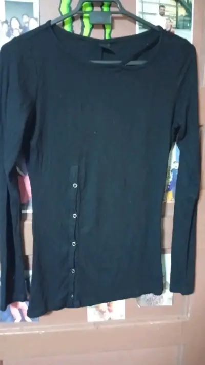 Polera negra de mujer con botones - miniatura 1