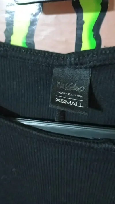 Polera negra de mujer con botones - miniatura 2