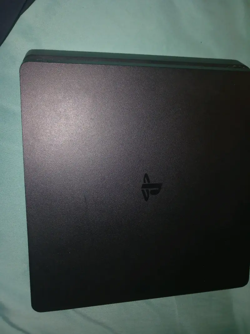 Consola PlayStation 4 Slim en buen estado - 1